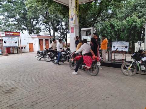 कांधला में दिल्ली रोड पेट्रोल पंप पर बिना हेलमेट बाइक में तेल गिरवाते लोग l संवाद