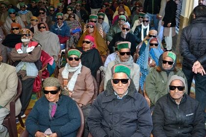 सत्यनारायण मंदिर न्यास में नेत्र जांच शिविर में ऑपरेशन करने के बाद जांच करता चिकित्सक। संवांद सत्यनारायण मंदिर न्यास में नेत्र जांच शिविर में ऑपरेशन करने के बाद जांच करता चिकित्सक। संवांद