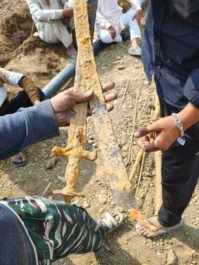 शामली के गांव चूनसा के खेत से मिली तलवार। संवाद शामली के गांव चूनसा के खेत से मिली तलवार। संवाद