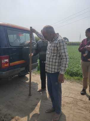 शामली के गांव चूनसा के खेत से मिली तलवार। संवाद शामली के गांव चूनसा के खेत से मिली तलवार। संवाद