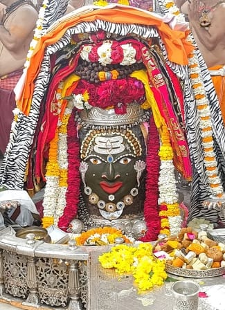 त्रिपुंड और त्रिनेत्र लगाकर भस्म आरती मे सजे बाबा महाकाल चारों और गूंजा जय श्री महाकाल