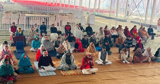 17जेएनडी13: सेक्टर सात-ए श्री धाम सोसायटी में सुबह के समय योगा करते हुए।