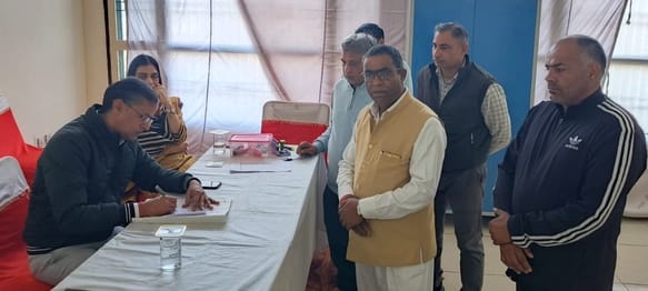 17जेएनडी24: टिकट ना मिलने से खफा सत्यवान खटकड़ नामांकन करते हुए। संवाद