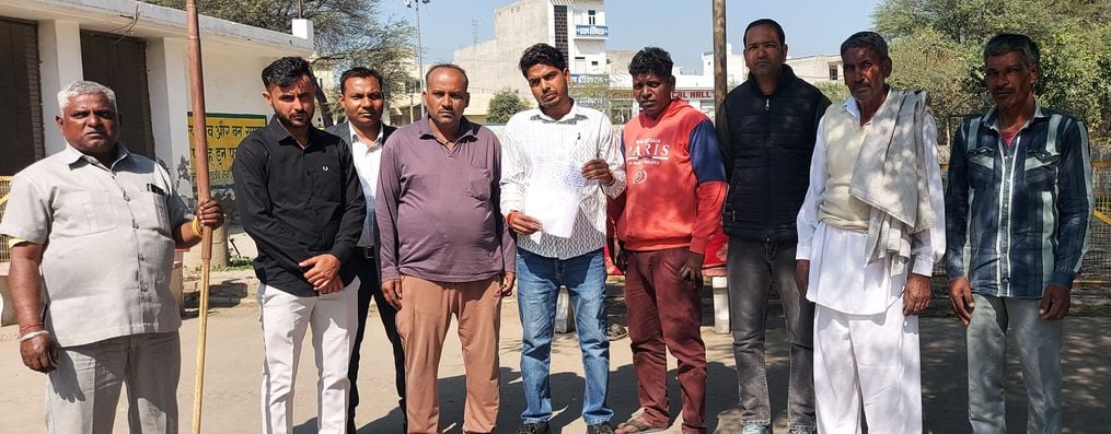 17जेएनडी26: जांच टीम की कार्रवाई से असंतुष्ट परिजन जानकारी देते हुए। संवाद 17जेएनडी26: जांच टीम की कार्रवाई से असंतुष्ट परिजन जानकारी देते हुए। संवाद