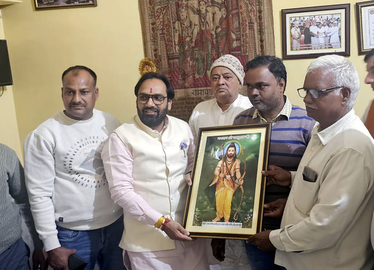 17जेएनडी38: विधायक देवेंद्र अत्री को स्मृति चिन्ह देकर सम्मानित करते हुए। संवाद