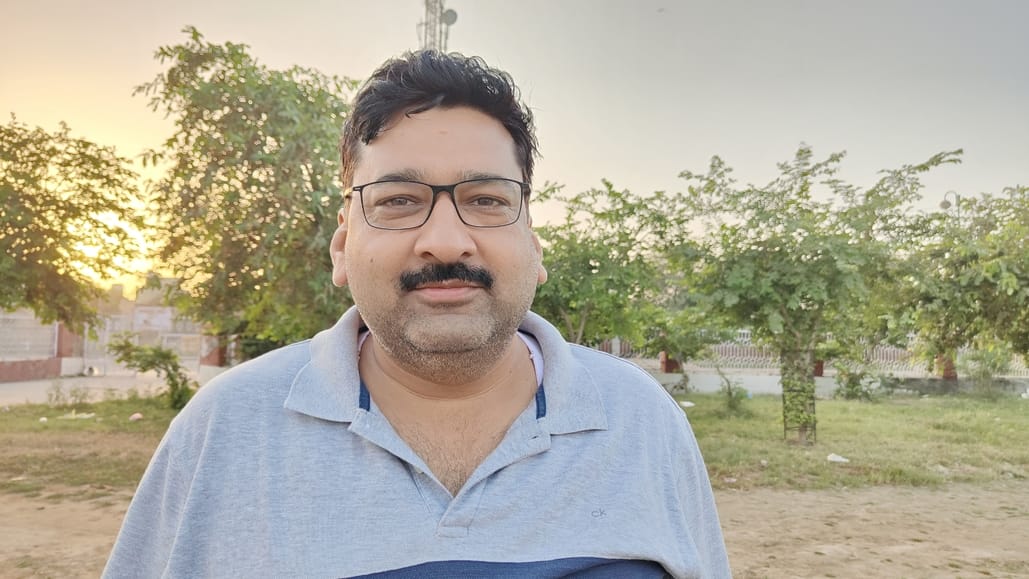 17jjrp31- झज्जर। बार एसोसिएशन के चुनाव को लेकर नामांकन की छंंटनी करते हुए चुनाव पर्यवेक्षक। स्र