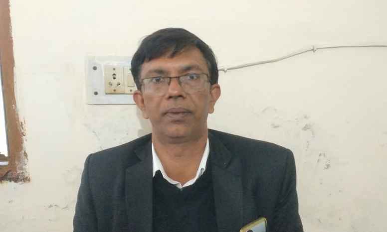 17jjrp31- झज्जर। बार एसोसिएशन के चुनाव को लेकर नामांकन की छंंटनी करते हुए चुनाव पर्यवेक्षक। स्र