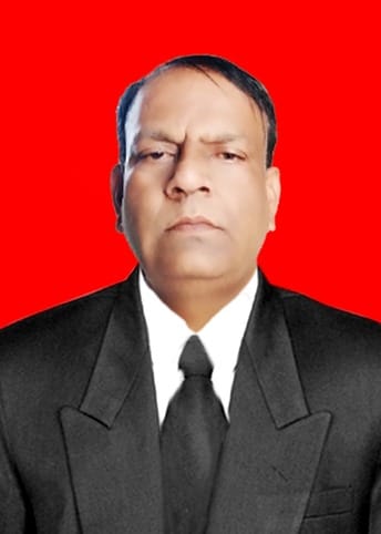 17jjrp31- झज्जर। बार एसोसिएशन के चुनाव को लेकर नामांकन की छंंटनी करते हुए चुनाव पर्यवेक्षक। स्र