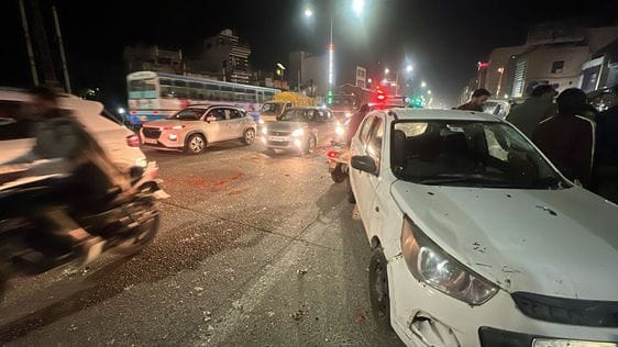 अंबाला-जगाधरी हाईवे स्थित महेश नगर में दो पक्षों के बीच हुए पथराव के बाद जांच करती पुलिस: संवा अंबाला-जगाधरी हाईवे स्थित महेश नगर में दो पक्षों के बीच हुए पथराव के बाद जांच करती पुलिस: संवा
