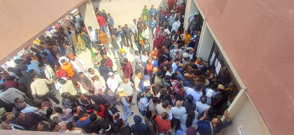 अंबाला सदर नगर परिषद के चुनावों को लेकर कार्यकर्ताओं के साथ 32 उम्मीदवारों को साथ लेकर अंबाला छ