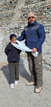 छठी कक्षा में प्रवेश पाने वाली छात्र का लाहौली परंपरा के अनुसार खतक पहनाकर स्वागत करते प्रधानाच छठी कक्षा में प्रवेश पाने वाली छात्र का लाहौली परंपरा के अनुसार खतक पहनाकर स्वागत करते प्रधानाच