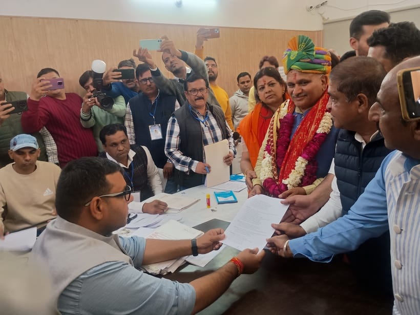 फोटो 11: सोनीपत शहर में खुली जीप में सवार होकर जुलूस के रूप में नामांकन करने जाते भाजपा उम्मीदव