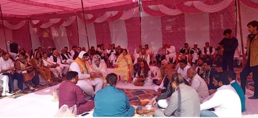 फोटो 11: सोनीपत शहर में खुली जीप में सवार होकर जुलूस के रूप में नामांकन करने जाते भाजपा उम्मीदव