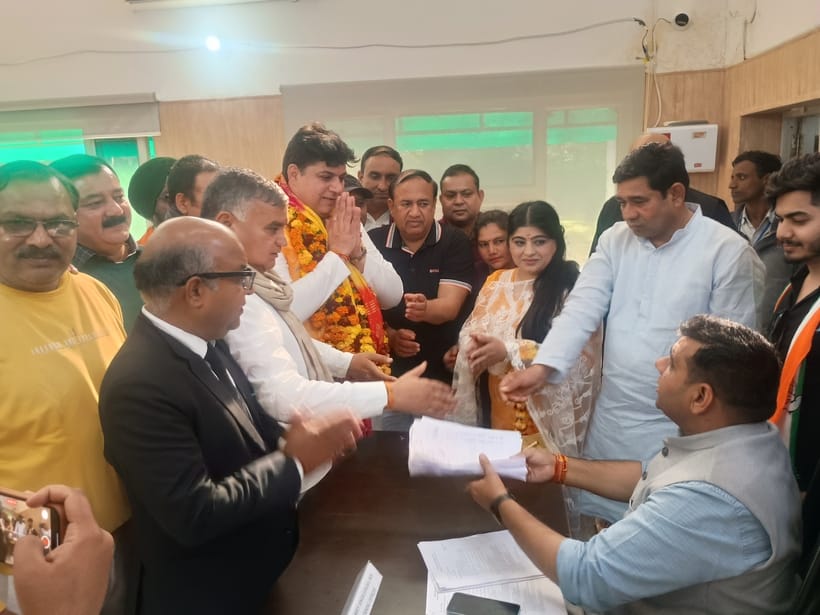 फोटो 11: सोनीपत शहर में खुली जीप में सवार होकर जुलूस के रूप में नामांकन करने जाते भाजपा उम्मीदव