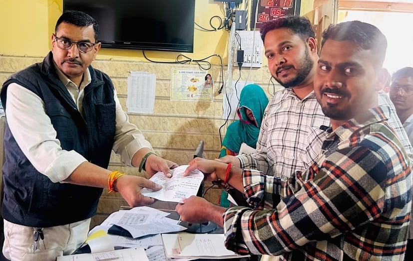 फोटो 22: सोनीपत के खरखौदा में नामांकन पत्र जमा कराते भाजपा प्रत्याशी हीरालाल इंदौरा, साथ में प् फोटो 22: सोनीपत के खरखौदा में नामांकन पत्र जमा कराते भाजपा प्रत्याशी हीरालाल इंदौरा, साथ में प्