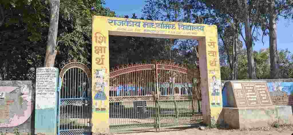 -फोटो 62 : मुकुंदपुर स्कूल में बहादुरगढ़ से ऑटो में बैठकर पढ़ने जाते विद्यार्थी। -फोटो 62 : मुकुंदपुर स्कूल में बहादुरगढ़ से ऑटो में बैठकर पढ़ने जाते विद्यार्थी।