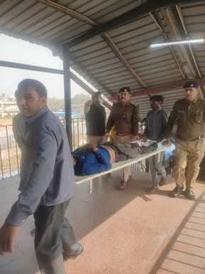 गाजियाबाद रेलवे स्टेशन के प्लेटफार्म नंबर दो पर रेल के सामने कूदने पर युवक के पैर कट जाने पर रो गाजियाबाद रेलवे स्टेशन के प्लेटफार्म नंबर दो पर रेल के सामने कूदने पर युवक के पैर कट जाने पर रो