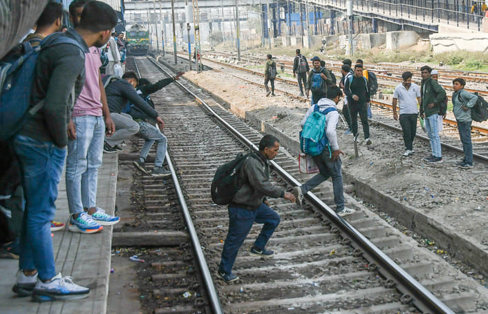 गाजियाबाद रेलवे स्टेशन पर स्वचालित सीढ़ी खराब होने पर सामान्य सीढ़ी से आती बुजुर्ग महिला। संवाद गाजियाबाद रेलवे स्टेशन पर स्वचालित सीढ़ी खराब होने पर सामान्य सीढ़ी से आती बुजुर्ग महिला। संवाद