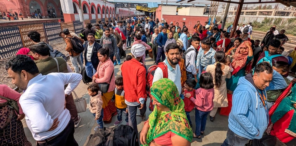 गाजियाबाद रेलवे स्टेशन पर स्वचालित सीढ़ी खराब होने पर सामान्य सीढ़ी से आती बुजुर्ग महिला। संवाद गाजियाबाद रेलवे स्टेशन पर स्वचालित सीढ़ी खराब होने पर सामान्य सीढ़ी से आती बुजुर्ग महिला। संवाद