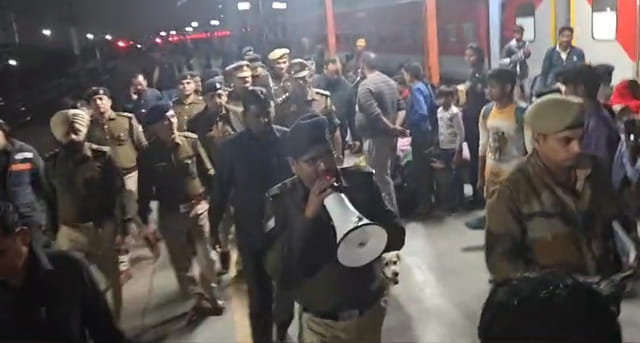 गाजियाबाद रेलवे स्टेशन पर स्वचालित सीढ़ी खराब होने पर सामान्य सीढ़ी से आती बुजुर्ग महिला। संवाद गाजियाबाद रेलवे स्टेशन पर स्वचालित सीढ़ी खराब होने पर सामान्य सीढ़ी से आती बुजुर्ग महिला। संवाद
