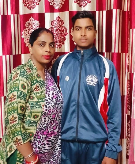 हैंडबॉल के नेशनल खिलाड़ी रौनक डोगरा अपने माता पिता के साथ। संवाद हैंडबॉल के नेशनल खिलाड़ी रौनक डोगरा अपने माता पिता के साथ। संवाद