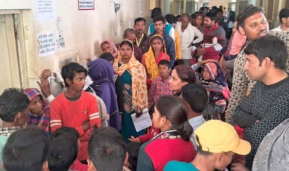 जिला अस्पताल में पर्चा बनवाने को लगी मरीजों की लाइन। संवाद जिला अस्पताल में पर्चा बनवाने को लगी मरीजों की लाइन। संवाद
