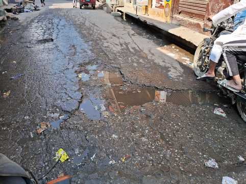 झिंझाना के गांव पत्नी परतापुर में उखड़ी पडी सड़क l संवाद झिंझाना के गांव पत्नी परतापुर में उखड़ी पडी सड़क l संवाद