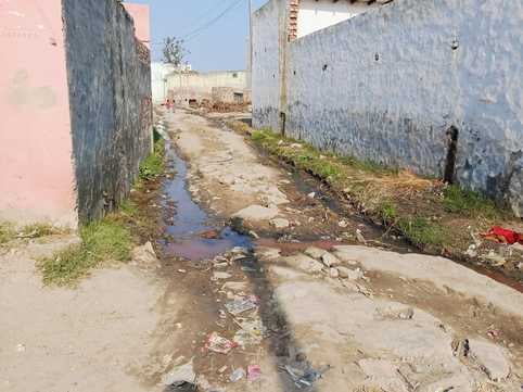 झिंझाना के गांव पत्नी परतापुर में उखड़ी पडी सड़क l संवाद झिंझाना के गांव पत्नी परतापुर में उखड़ी पडी सड़क l संवाद