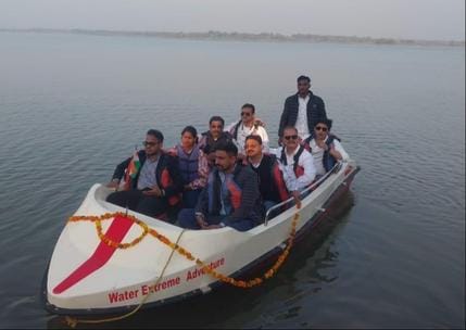 कादराबाद के बावली मोजा में राफ्टिंग आनंद उठाते पर्यटक श्रोत विभाग कादराबाद के बावली मोजा में राफ्टिंग आनंद उठाते पर्यटक श्रोत विभाग