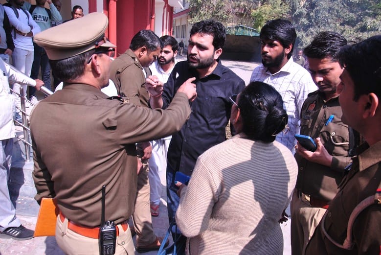 मेरठ--------मेरठ कॉलेज में पेड़ों को काटने के विरोध में छात्रों ने कॉलेज प्रशासन का पुतला व आथी मेरठ--------मेरठ कॉलेज में पेड़ों को काटने के विरोध में छात्रों ने कॉलेज प्रशासन का पुतला व आथी