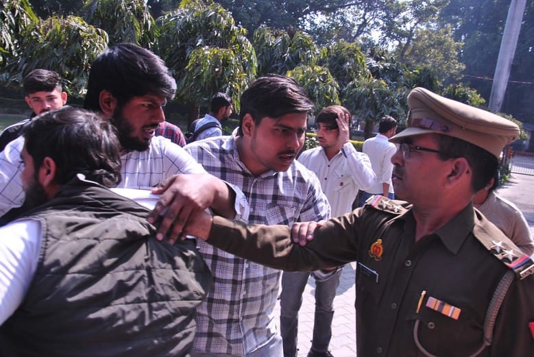 मेरठ--------मेरठ कॉलेज में पेड़ों को काटने के विरोध में छात्रों ने कॉलेज प्रशासन का पुतला व आथी मेरठ--------मेरठ कॉलेज में पेड़ों को काटने के विरोध में छात्रों ने कॉलेज प्रशासन का पुतला व आथी
