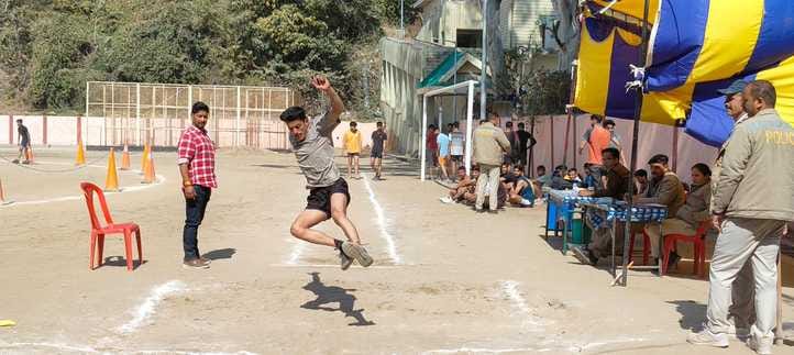 नाहन में कांस्टेबल भर्ती में 100 मीटर दौड़ लगाते अभ्यर्थी। संवाद नाहन में कांस्टेबल भर्ती में 100 मीटर दौड़ लगाते अभ्यर्थी। संवाद