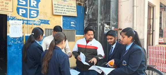 परीक्षा छूटने के बाद केंद्र से बाहर आते छात्र. संवाद