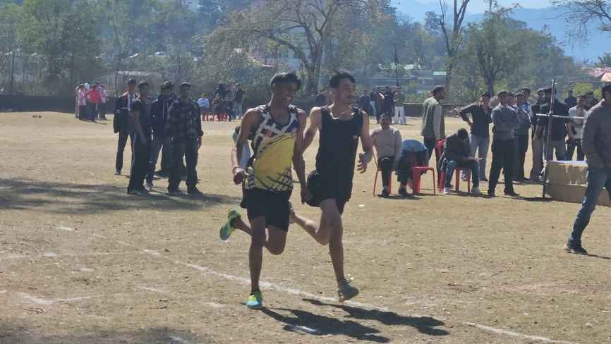 राजकीय महाविद्यालय बिलासपुर में आयोजित वार्षिक खेलकूद प्रतियोगिता में दमखम दिखाते खिलाड़ी । रजत राजकीय महाविद्यालय बिलासपुर में आयोजित वार्षिक खेलकूद प्रतियोगिता में दमखम दिखाते खिलाड़ी । रजत