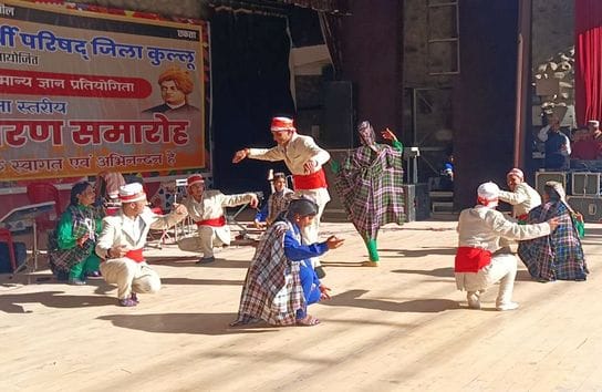 सामान्य ज्ञान प्रतियोगी परीक्षा की विजेता को सम्मानित करते मुख्यातिथि और एबीवीपी के पदाधिकारी। सामान्य ज्ञान प्रतियोगी परीक्षा की विजेता को सम्मानित करते मुख्यातिथि और एबीवीपी के पदाधिकारी।