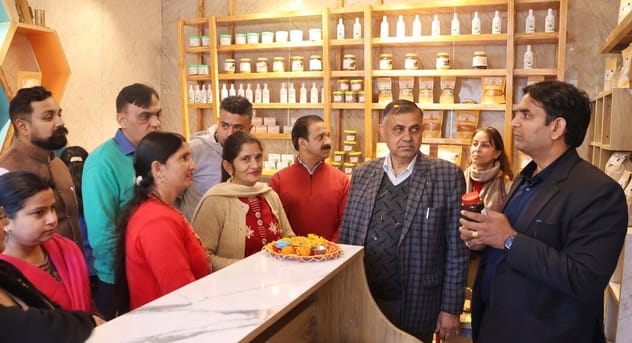 धर्मशाला के जिला परिषद कार्यालय के बाहर हिम ईरा शाॅप का शुभारंभ करते उपायुक्त हेमराज बैरवा। स्त धर्मशाला के जिला परिषद कार्यालय के बाहर हिम ईरा शाॅप का शुभारंभ करते उपायुक्त हेमराज बैरवा। स्त