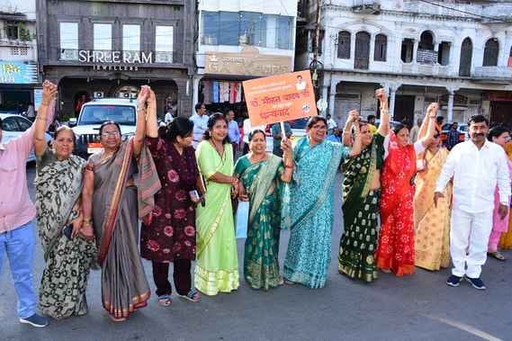 17 धार्मिक शहरों में शराबबंदी किये जाने पर महिलाओं ने मानव श्रृंखला बनाकर मुख्यमंत्री को कहा धन 17 धार्मिक शहरों में शराबबंदी किये जाने पर महिलाओं ने मानव श्रृंखला बनाकर मुख्यमंत्री को कहा धन