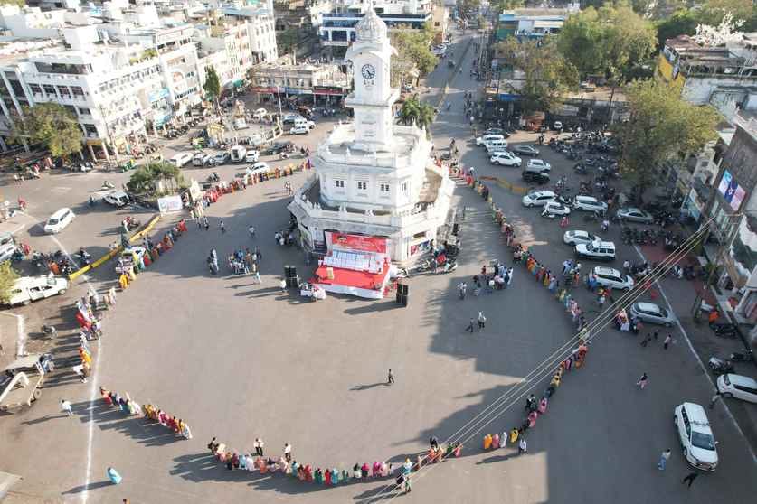 17 धार्मिक शहरों में शराबबंदी किये जाने पर महिलाओं ने मानव श्रृंखला बनाकर मुख्यमंत्री को कहा धन 17 धार्मिक शहरों में शराबबंदी किये जाने पर महिलाओं ने मानव श्रृंखला बनाकर मुख्यमंत्री को कहा धन