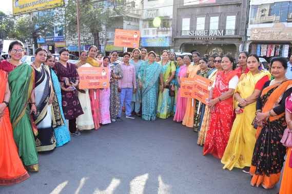 17 धार्मिक शहरों में शराबबंदी किये जाने पर महिलाओं ने मानव श्रृंखला बनाकर मुख्यमंत्री को कहा धन 17 धार्मिक शहरों में शराबबंदी किये जाने पर महिलाओं ने मानव श्रृंखला बनाकर मुख्यमंत्री को कहा धन