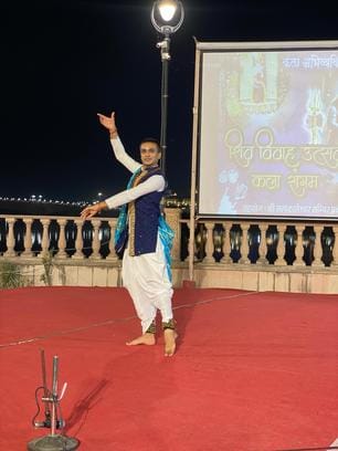 आज भस्म आरती मे सूर्य, चंद्र और ॐ लगाकर सजे बाबा महाकाल पहनी मखाने की माला