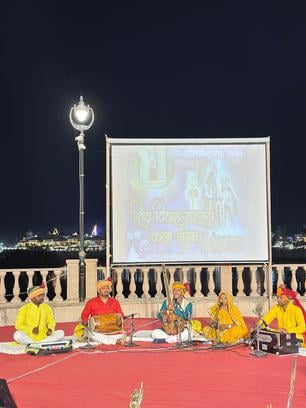 आज भस्म आरती मे सूर्य, चंद्र और ॐ लगाकर सजे बाबा महाकाल पहनी मखाने की माला