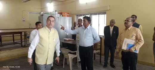 डीएम बीएन सिंह ने बुधवार को कलेक्टरेट परिसर व संचालित कार्यालयों का निरीक्षण किया।