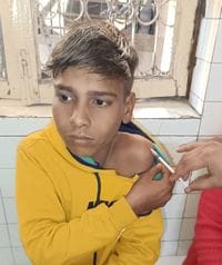 एंटी रेबीज का टीका लगवाती सुधा देवी, उझानी संवाद एंटी रेबीज का टीका लगवाती सुधा देवी, उझानी संवाद