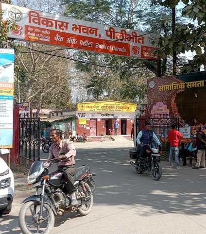 कलक्ट्रेट परिसर में बगैर हेलमेट लगाए जाता बाइक सवार।संवाद कलक्ट्रेट परिसर में बगैर हेलमेट लगाए जाता बाइक सवार।संवाद