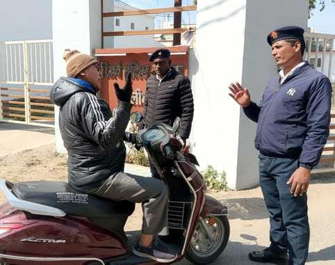 कलक्ट्रेट परिसर में बगैर हेलमेट लगाए जाता बाइक सवार।संवाद कलक्ट्रेट परिसर में बगैर हेलमेट लगाए जाता बाइक सवार।संवाद