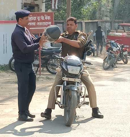 कलक्ट्रेट परिसर में बगैर हेलमेट लगाए जाता बाइक सवार।संवाद कलक्ट्रेट परिसर में बगैर हेलमेट लगाए जाता बाइक सवार।संवाद