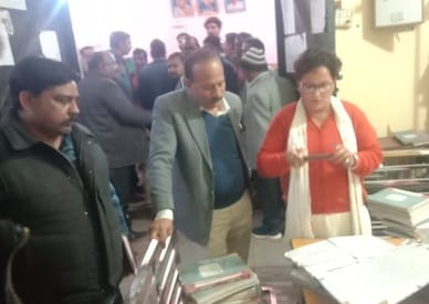 पूरनपुर के उपनिबंधक कार्यालय में  हंगामा कर प्रदर्शन करते वकील।संवाद