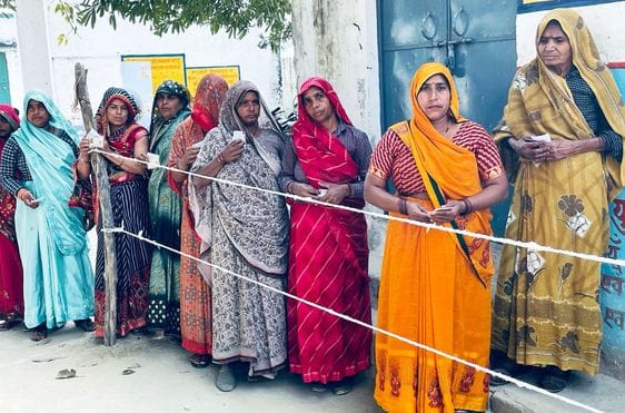 प्राथमिक विद्यालय कमालपुर बूथ पर लगी मतदाताओं की लगी लाइन। संवाद प्राथमिक विद्यालय कमालपुर बूथ पर लगी मतदाताओं की लगी लाइन। संवाद