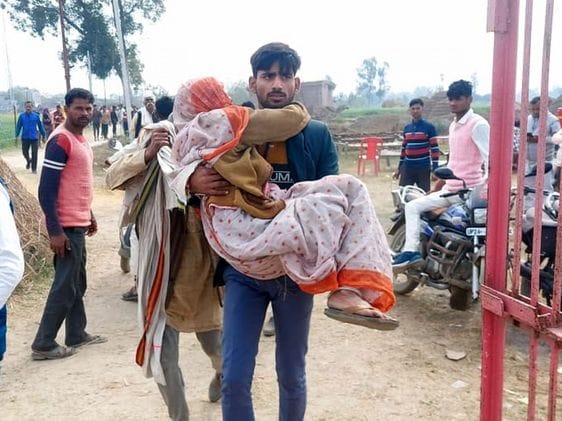 प्राथमिक विद्यालय कमालपुर बूथ पर लगी मतदाताओं की लगी लाइन। संवाद प्राथमिक विद्यालय कमालपुर बूथ पर लगी मतदाताओं की लगी लाइन। संवाद
