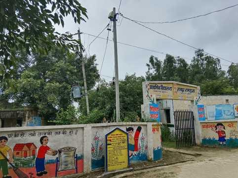 संपूर्णानगर के मुरारखेड़ा में स्कूल परिसर के अंदर से गुजरी लाइन। संवाद संपूर्णानगर के मुरारखेड़ा में स्कूल परिसर के अंदर से गुजरी लाइन। संवाद